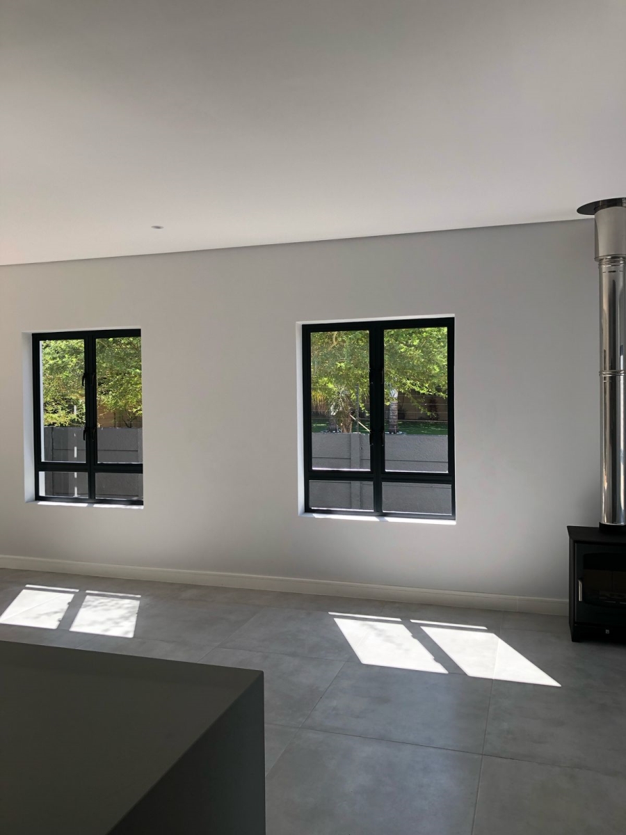 To Let 4 Bedroom Property for Rent in Somerset Ridge Western Cape